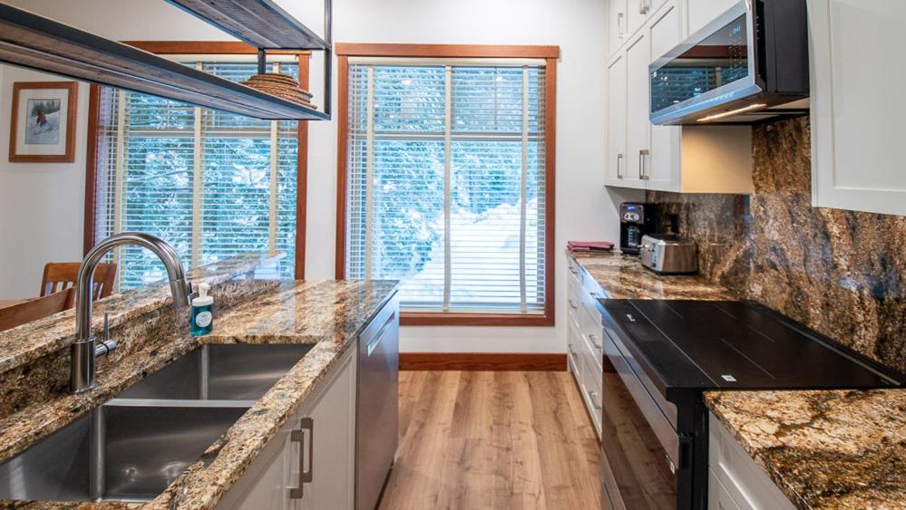 Snow Creek Lodge By Fernie Lodging Co Exteriör bild